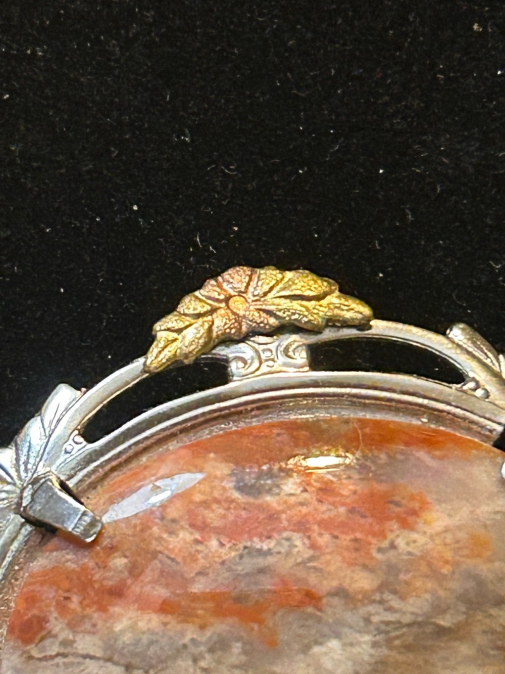 Black Hills Gold Oval Agate Leaf-Accent Brooch in Brown and Orange - Picture 5 of 5